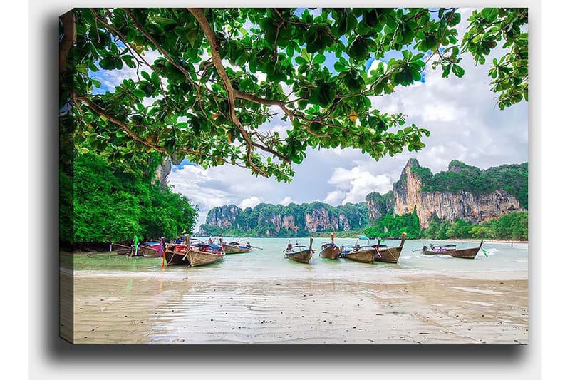 Lerretsbilde 70x100 cm - Vakker strandscene med tradisjonelle båter som ligger på kysten omgitt av frodige klipper og trær - Grønn / Blå / Beige - Interiør - Maleri & posters - Lerretsbilder