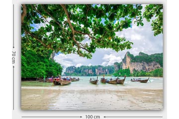 Lerretsbilde 70x100 cm - Vakker strandscene med tradisjonelle båter som ligger på kysten omgitt av frodige klipper og trær - Grønn / Blå / Beige - Interiør - Maleri & posters - Lerretsbilder