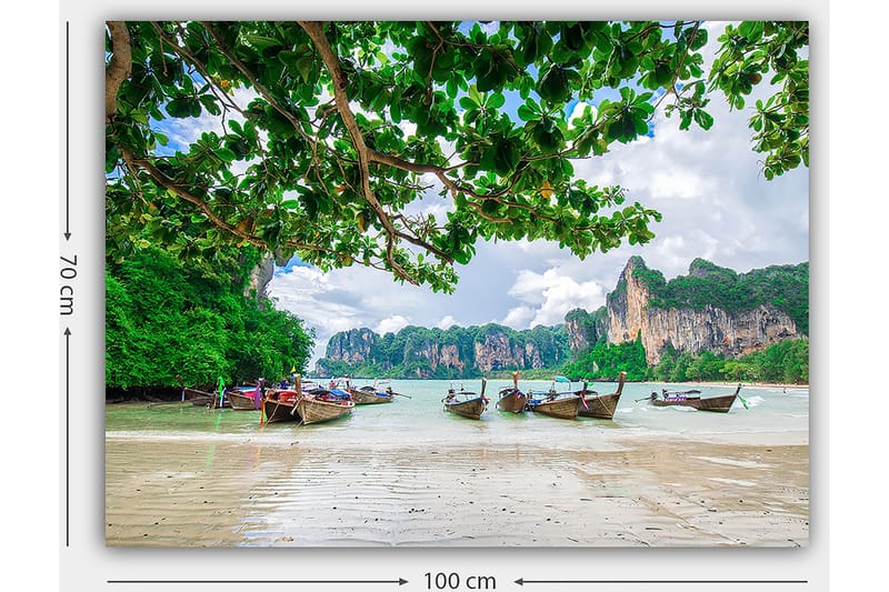 Lerretsbilde 70x100 cm - Vakker strandscene med tradisjonelle båter som ligger på kysten omgitt av frodige klipper og trær - Grønn / Blå / Beige - Interiør - Maleri & posters - Lerretsbilder