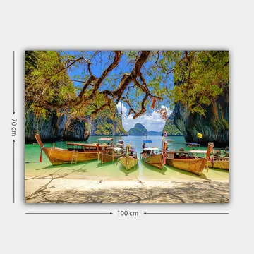 Lerretsbilde 70x100 cm - Vakker strandscene med tradisjonelle thailandske båter ved en klar, turkis lagune omgitt av majestetiske klipper og frodige trær - Turkis / Grønn / Blå - Interiør - Maleri & posters - Lerretsbilder