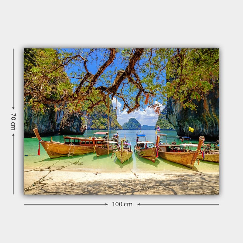 Lerretsbilde 70x100 cm - Vakker strandscene med tradisjonelle thailandske båter ved en klar, turkis lagune omgitt av majestetiske klipper og frodige trær - Turkis / Grønn / Blå - Interiør - Maleri & posters - Lerretsbilder