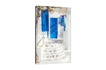 Lerretsbilde 70x100 cm - Vakker trapp med blå dører og vinduer i en hvit bygning, omgitt av grøntområder - Blå / Hvit - Interiør - Maleri & posters - Lerretsbilder