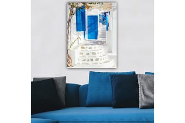 Lerretsbilde 70x100 cm - Vakker trapp med blå dører og vinduer i en hvit bygning, omgitt av grøntområder - Blå / Hvit - Interiør - Maleri & posters - Lerretsbilder