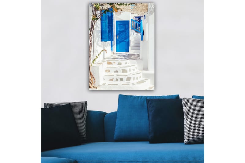 Lerretsbilde 70x100 cm - Vakker trapp med blå dører og vinduer i en hvit bygning, omgitt av grøntområder - Blå / Hvit - Interiør - Maleri & posters - Lerretsbilder