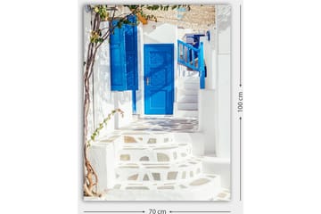 Lerretsbilde 70x100 cm - Vakker trapp med blå dører og vinduer i en hvit bygning, omgitt av grøntområder - Blå / Hvit - Interiør - Maleri & posters - Lerretsbilder