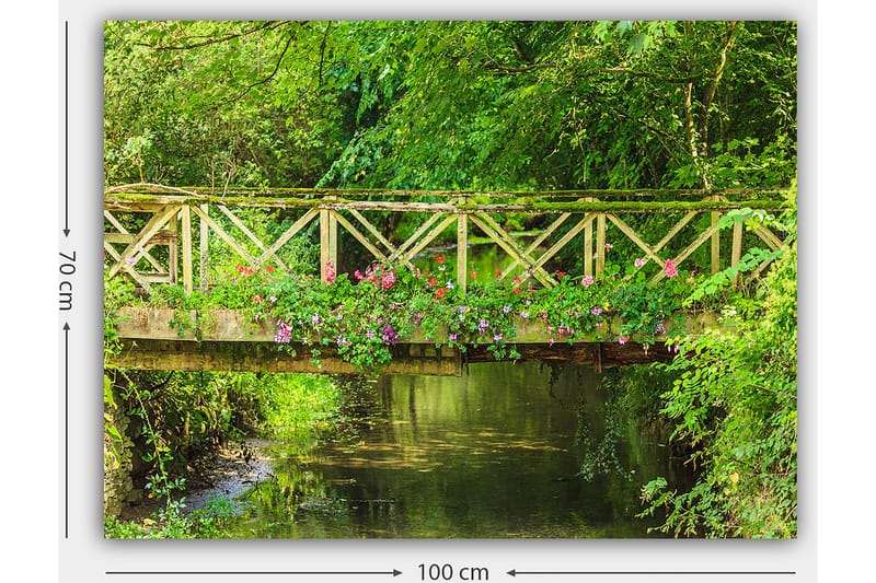 Lerretsbilde 70x100 cm - Vakker trebro omgitt av grøntområder og blomster ved en rolig vannflate - Grønn / Rosa / Brun - Interiør - Maleri & posters - Lerretsbilder
