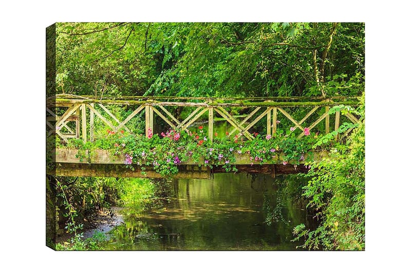 Lerretsbilde 70x100 cm - Vakker trebro omgitt av grøntområder og blomster ved en rolig vannflate, Grønn / Rosa / Brun