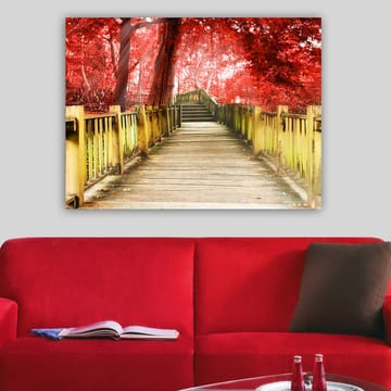 Lerretsbilde 70x100 cm - Vakker trebro omgitt av knallrøde trær i høstlige omgivelser - Rød / Gulgrønn - Interiør - Maleri & posters - Lerretsbilder