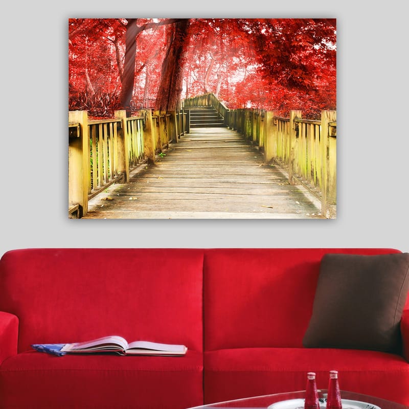 Lerretsbilde 70x100 cm - Vakker trebro omgitt av knallrøde trær i høstlige omgivelser - Rød / Gulgrønn - Interiør - Maleri & posters - Lerretsbilder