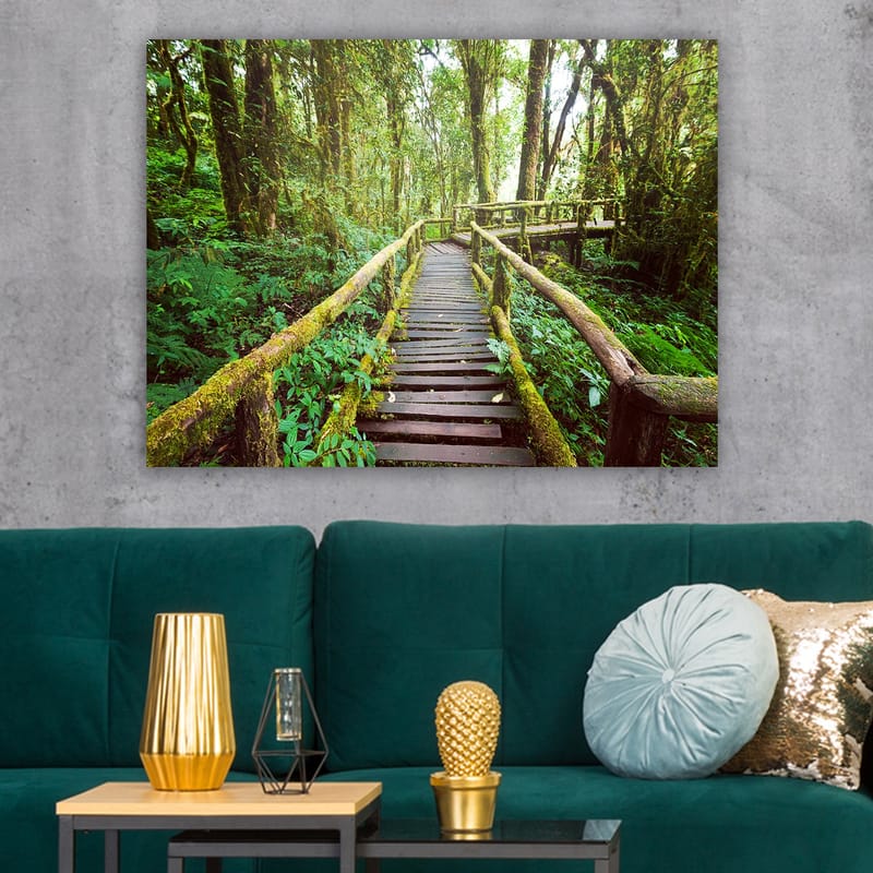 Lerretsbilde 70x100 cm - Vakker trebro som slynger seg gjennom en frodig regnskog - Grønn / Brun / Gulgrønn - Interiør - Maleri & posters - Lerretsbilder