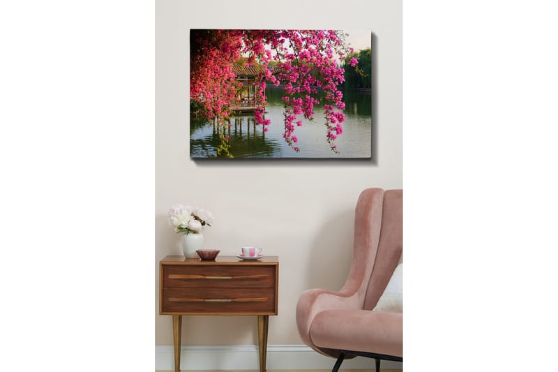 Lerretsbilde 70x100 cm - Vakker utsikt over blomstrende bougainvillea som henger over en rolig innsjø og en tradisjonell paviljong i bakgrunnen - Rosa / Grønn / Blågrå - Interiør - Maleri & posters - Lerretsbilder