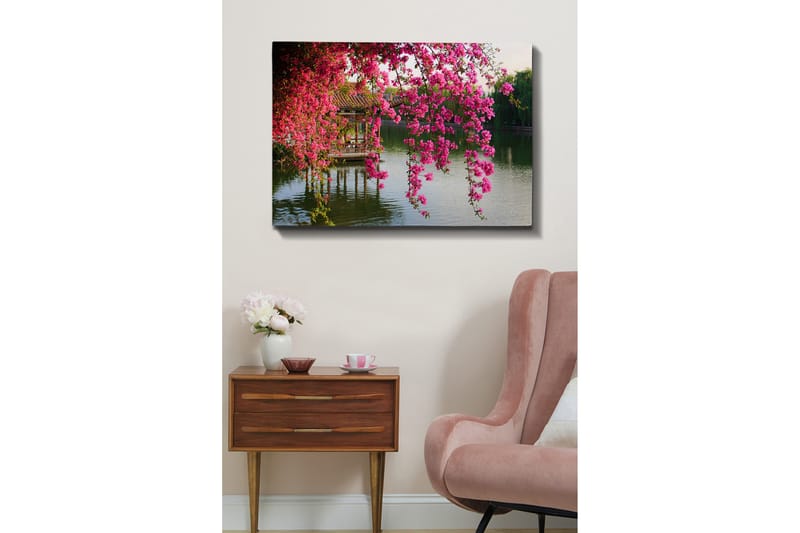Lerretsbilde 70x100 cm - Vakker utsikt over blomstrende bougainvillea som henger over en rolig innsjø og en tradisjonell paviljong i bakgrunnen - Rosa / Grønn / Blågrå - Interiør - Maleri & posters - Lerretsbilder