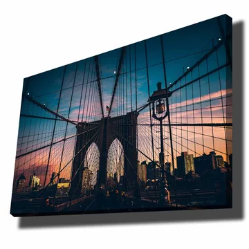 Lerretsbilde 70x100 cm - Vakker utsikt over Brooklyn Bridge med en dramatisk himmel i skumringen - Mørk blå / Rosa / Grå - Interiør - Maleri & posters - Lerretsbilder