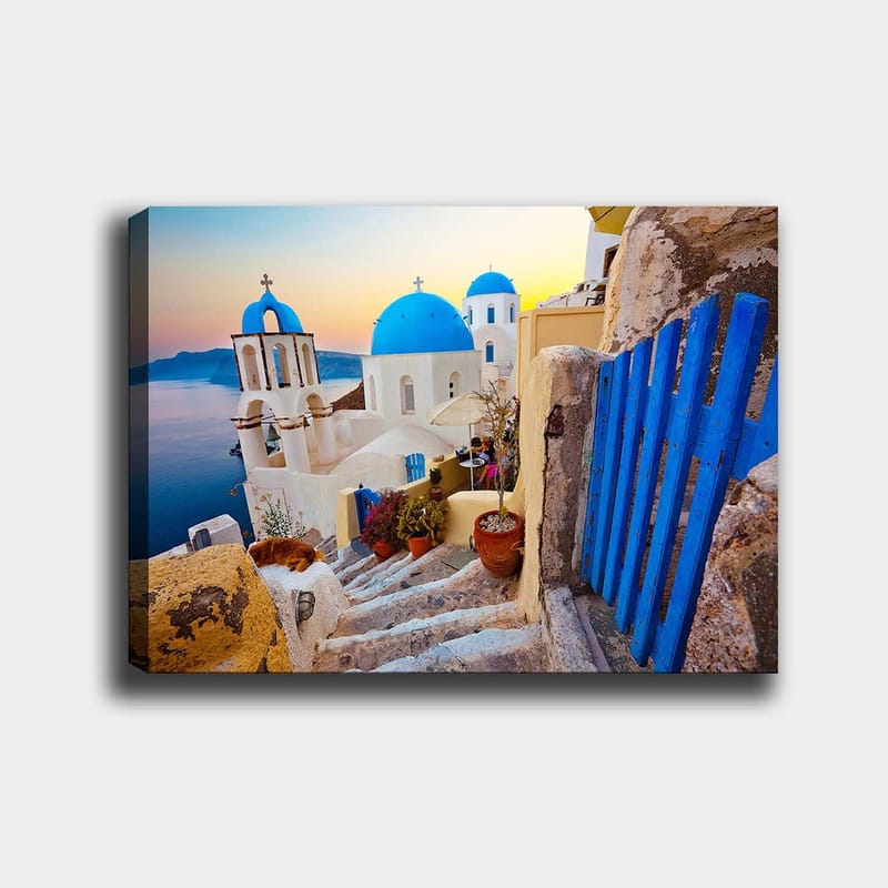 Lerretsbilde 70x100 cm - Vakker utsikt over de hvite bygningene med blå kupler i en gresk landsby ved sjøen, Blå / Hvit / Beige