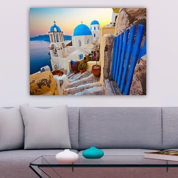 Lerretsbilde 70x100 cm - Vakker utsikt over de hvite bygningene med blå kupler i en gresk landsby ved sjøen - Blå / Hvit / Beige - Interiør - Maleri & posters - Lerretsbilder