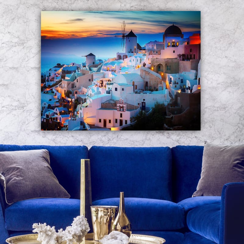 Lerretsbilde 70x100 cm - Vakker utsikt over de hvite husene i en gresk landsby ved solnedgang - Hvit / Blå / Oransje - Interiør - Maleri & posters - Lerretsbilder