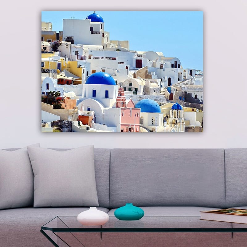 Lerretsbilde 70x100 cm - Vakker utsikt over de karakteristiske hvite husene og blå kuplene på Santorini - Blå / Hvit / Rosa - Interiør - Maleri & posters - Lerretsbilder