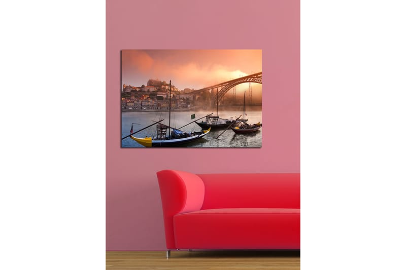 Lerretsbilde 70x100 cm - Vakker utsikt over elven med tradisjonelle båter og en majestetisk bro i bakgrunnen, omgitt av fargerike hus - Oransje / Blå / Gul - Interiør - Maleri & posters - Lerretsbilder