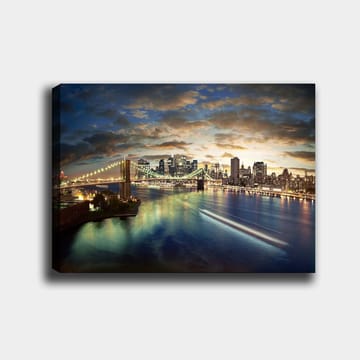 Lerretsbilde 70x100 cm - Vakker utsikt over en by med en bro som går over en glitrende elv i skumringen - Blå / Grønn / Oransje - Interiør - Maleri & posters - Lerretsbilder