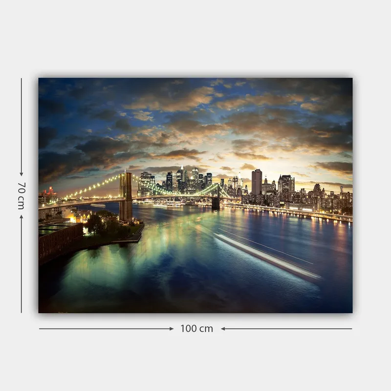 Lerretsbilde 70x100 cm - Vakker utsikt over en by med en bro som går over en glitrende elv i skumringen - Blå / Grønn / Oransje - Interiør - Maleri & posters - Lerretsbilder