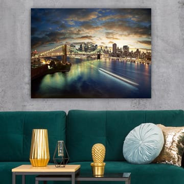 Lerretsbilde 70x100 cm - Vakker utsikt over en by med en bro som går over en glitrende elv i skumringen - Blå / Grønn / Oransje - Interiør - Maleri & posters - Lerretsbilder