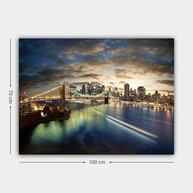 Lerretsbilde 70x100 cm - Vakker utsikt over en by med en bro som går over en glitrende elv i skumringen - Blå / Grønn / Oransje - Interiør - Maleri & posters - Lerretsbilder