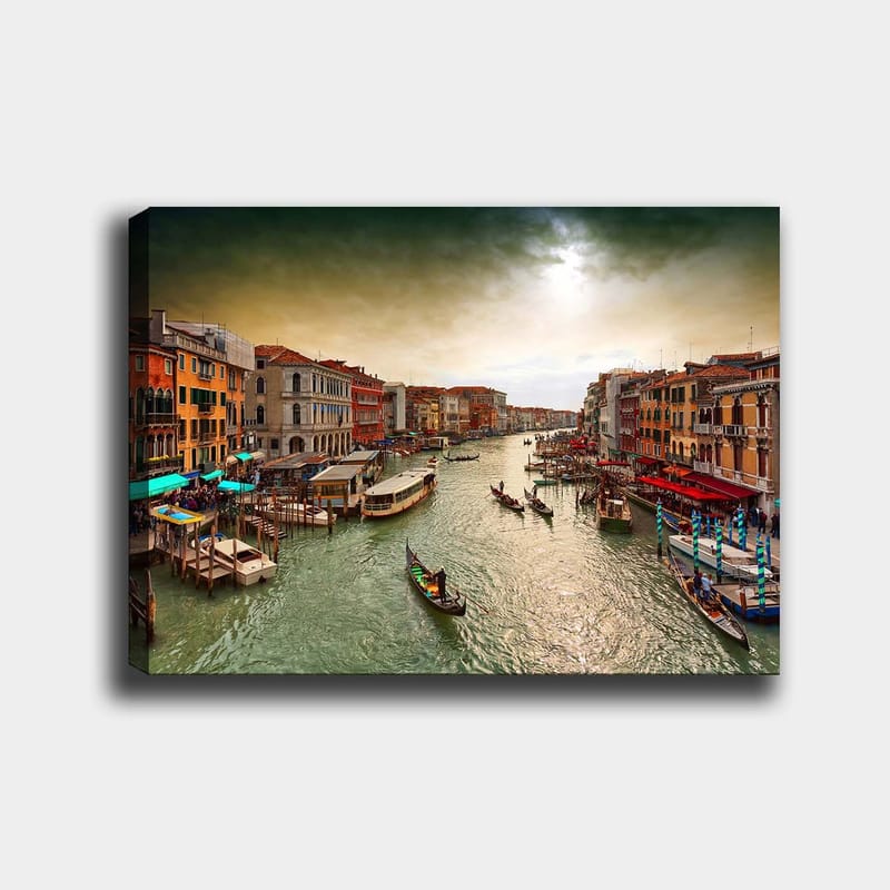Lerretsbilde 70x100 cm - Vakker utsikt over en kanal i Venezia med gondoler og fargerike bygninger langs vannet, Grønn / Oransje / Blå