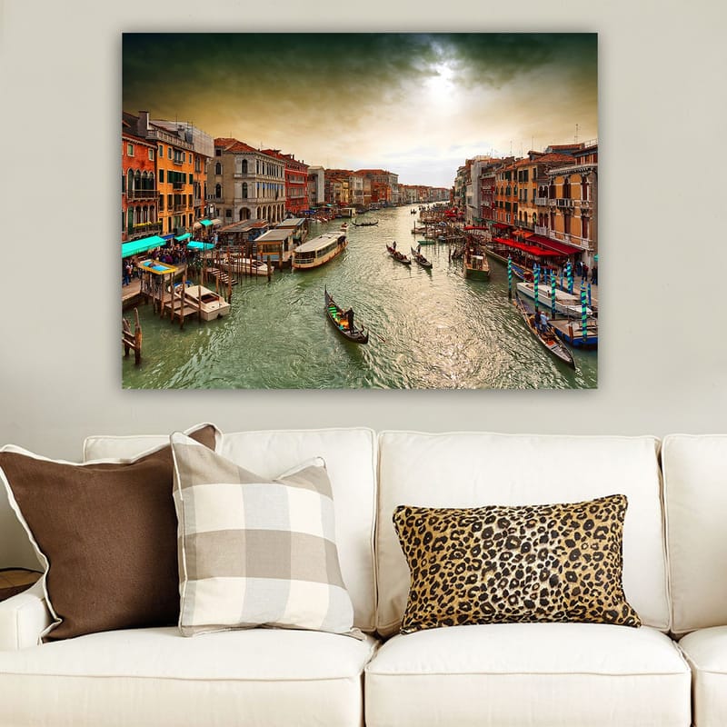 Lerretsbilde 70x100 cm - Vakker utsikt over en kanal i Venezia med gondoler og fargerike bygninger langs vannet - Grønn / Oransje / Blå - Interiør - Maleri & posters - Lerretsbilder