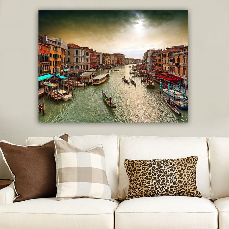Lerretsbilde 70x100 cm - Vakker utsikt over en kanal i Venezia med gondoler og fargerike bygninger langs vannet - Grønn / Oransje / Blå - Interiør - Maleri & posters - Lerretsbilder