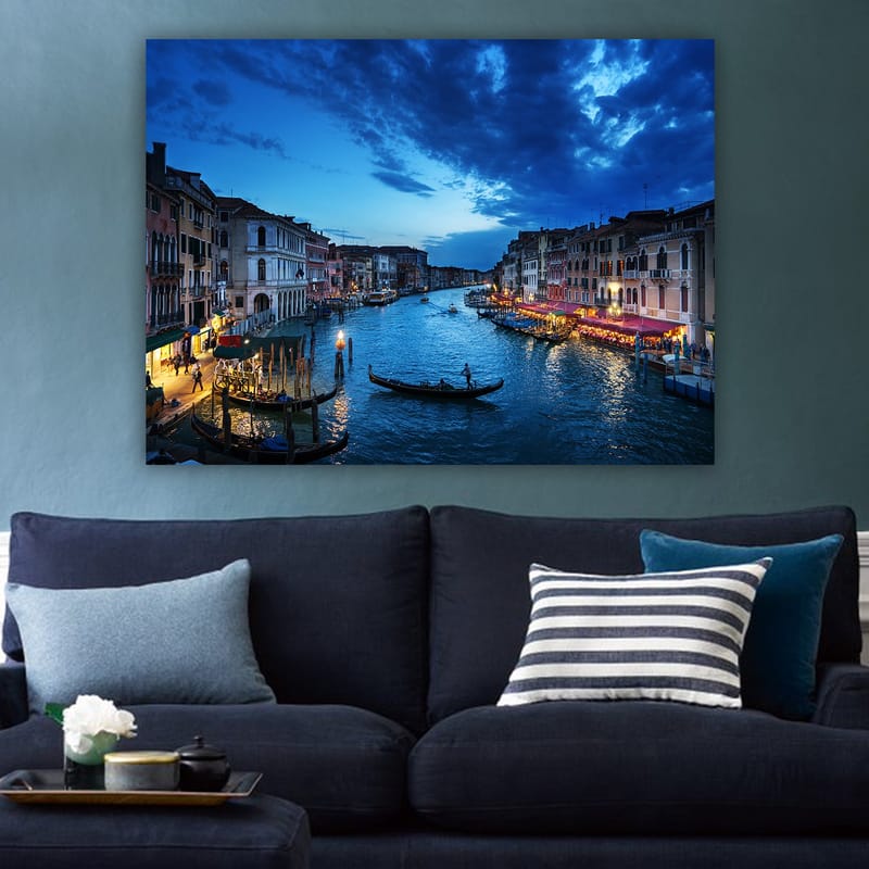 Lerretsbilde 70x100 cm - Vakker utsikt over en kanal i Venezia med gondoler og opplyste restauranter ved vannet - Mørk blå / Lys blå / Beige - Interiør - Maleri & posters - Lerretsbilder