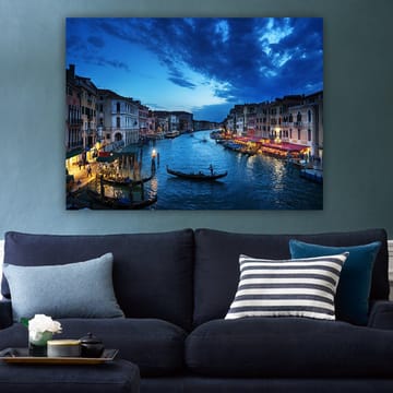 Lerretsbilde 70x100 cm - Vakker utsikt over en kanal i Venezia med gondoler og opplyste restauranter ved vannet - Mørk blå / Lys blå / Beige - Interiør - Maleri & posters - Lerretsbilder