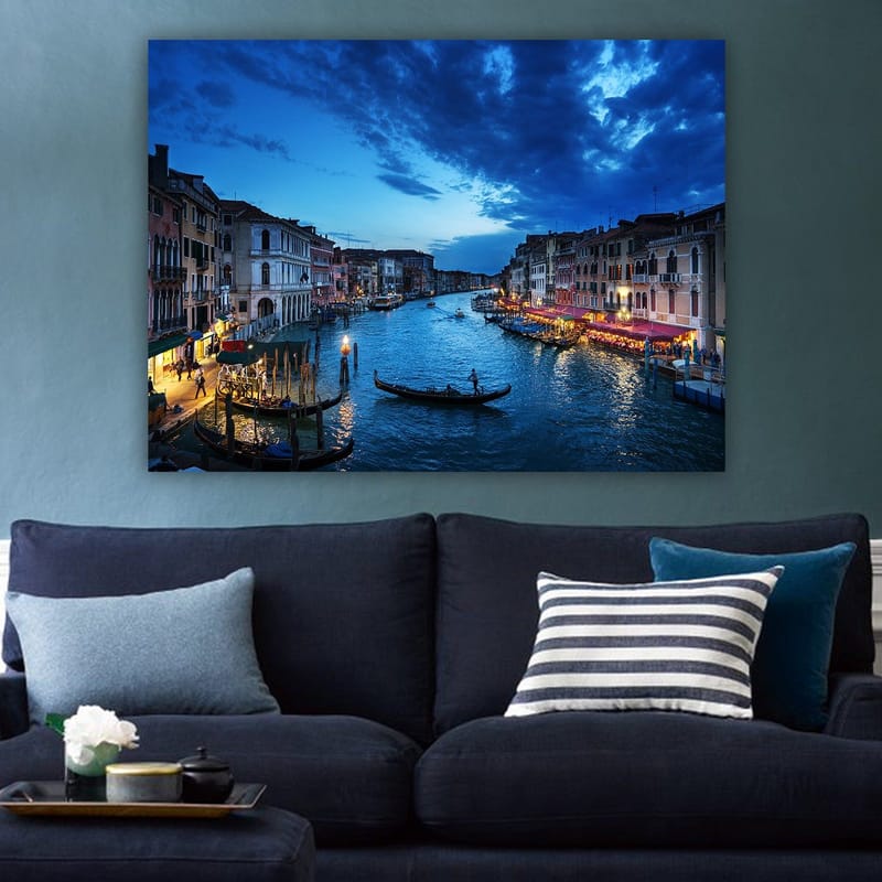 Lerretsbilde 70x100 cm - Vakker utsikt over en kanal i Venezia med gondoler og opplyste restauranter ved vannet - Mørk blå / Lys blå / Beige - Interiør - Maleri & posters - Lerretsbilder