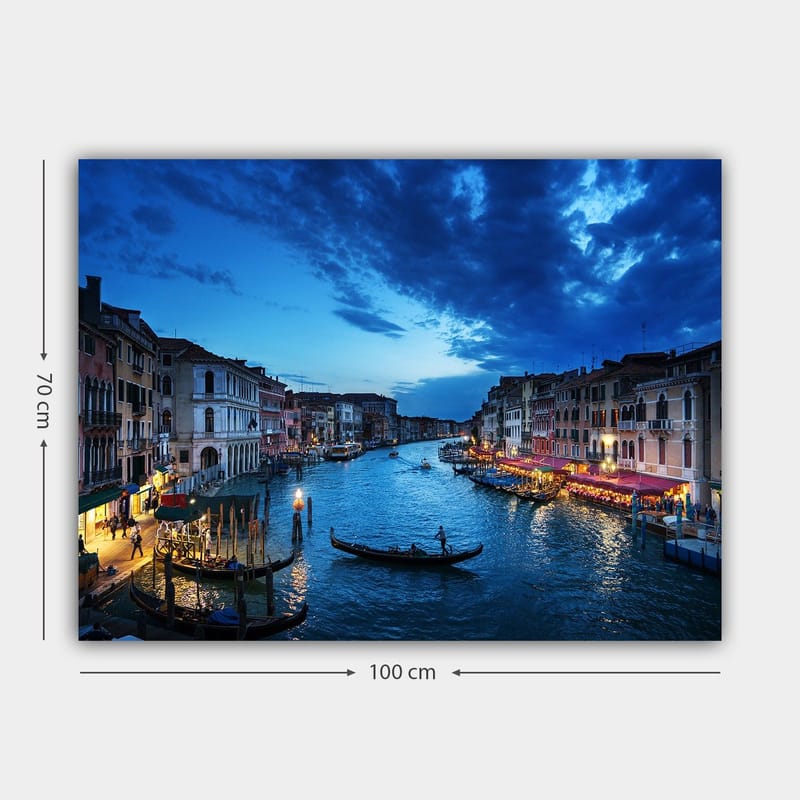 Lerretsbilde 70x100 cm - Vakker utsikt over en kanal i Venezia med gondoler og opplyste restauranter ved vannet - Mørk blå / Lys blå / Beige - Interiør - Maleri & posters - Lerretsbilder