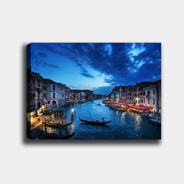 Lerretsbilde 70x100 cm - Vakker utsikt over en kanal i Venezia med gondoler og opplyste restauranter ved vannet - Mørk blå / Lys blå / Beige - Interiør - Maleri & posters - Lerretsbilder
