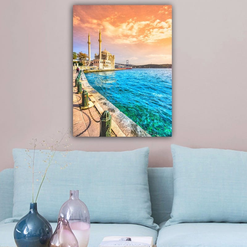 Lerretsbilde 70x100 cm - Vakker utsikt over en moské ved vannet med en bro i bakgrunnen under en fargerik himmel - Blå / Oransje / Beige - Interiør - Maleri & posters - Lerretsbilder