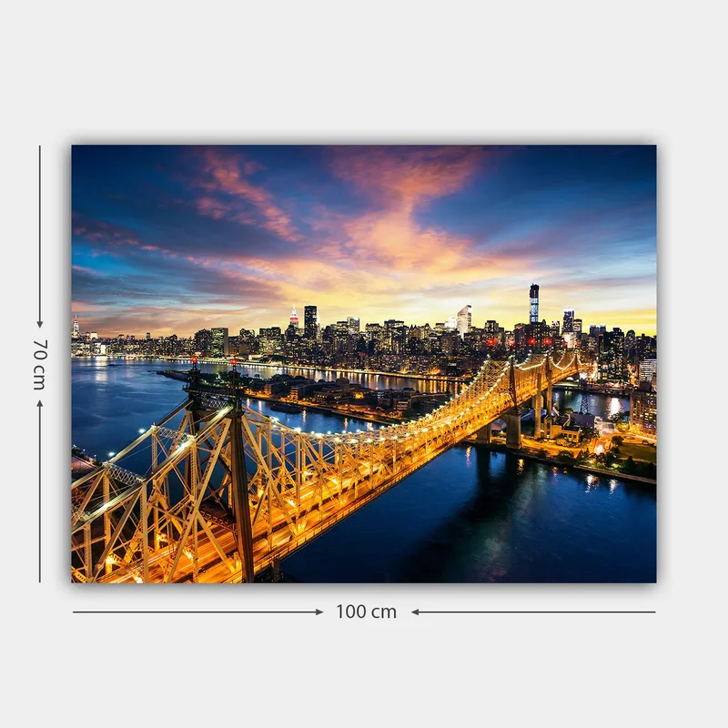 Lerretsbilde 70x100 cm - Vakker utsikt over Queensboro Bridge med en bysilhuett i bakgrunnen under en fargerik solnedgang - Blå / Oransje / Gul - Interiør - Maleri & posters - Lerretsbilder
