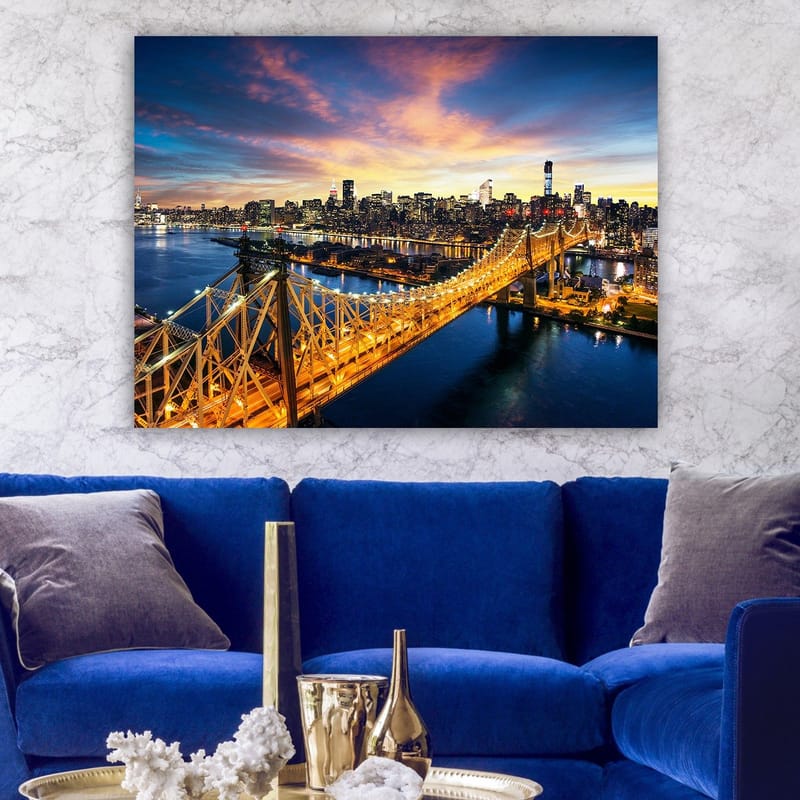 Lerretsbilde 70x100 cm - Vakker utsikt over Queensboro Bridge med en bysilhuett i bakgrunnen under en fargerik solnedgang - Blå / Oransje / Gul - Interiør - Maleri & posters - Lerretsbilder