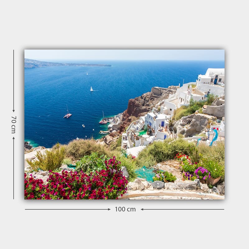 Lerretsbilde 70x100 cm - Vakker utsikt over Santorini med hvite hus og blomster som pryder klippene ved havet - Blå / Hvit / Grønn - Interiør - Maleri & posters - Lerretsbilder
