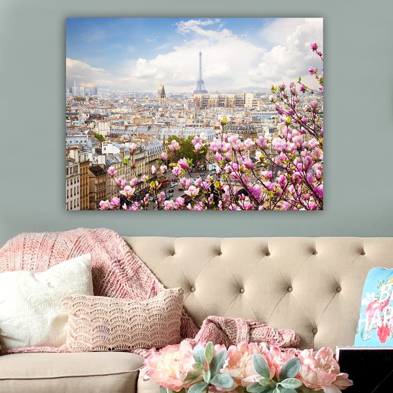 Lerretsbilde 70x100 cm - Vakker utsikt over Paris med Eiffeltårnet omgitt av blomstrende kirsebærtrær - Rosa / Blå / Grønn - Interiør - Maleri & posters - Lerretsbilder