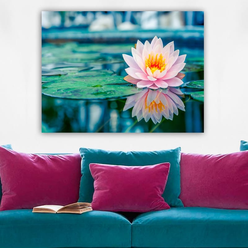 Lerretsbilde 70x100 cm - Vakker vannlilje som flyter på en rolig innsjø med grønne vannliljeblader, Rosa / Grønn / Gul