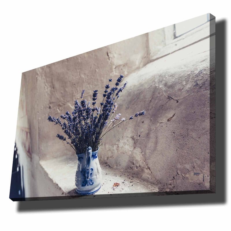 Lerretsbilde 70x100 cm - Vakker vase med lavendelblomster plassert i vinduskarm, Lilla / Blå / Grå