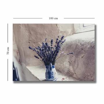 Lerretsbilde 70x100 cm - Vakker vase med lavendelblomster plassert i vinduskarm - Lilla / Blå / Grå - Interiør - Maleri & posters - Lerretsbilder