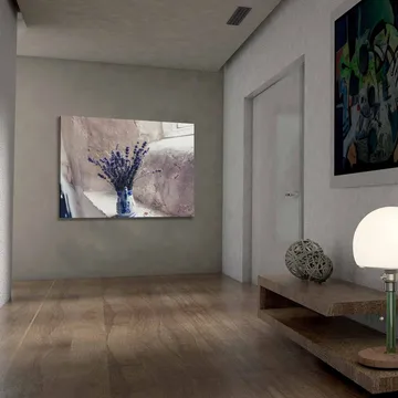 Lerretsbilde 70x100 cm - Vakker vase med lavendelblomster plassert i vinduskarm - Lilla / Blå / Grå - Interiør - Maleri & posters - Lerretsbilder