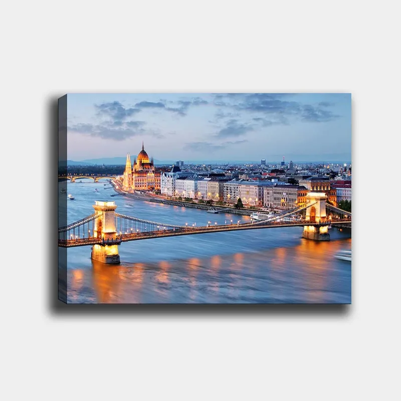 Lerretsbilde 70x100 cm - Vakker panoramautsikt over Budapest med fokus på Kjedebroen og det unike parlamentet ved Donau, Blå / Gull / Hvit