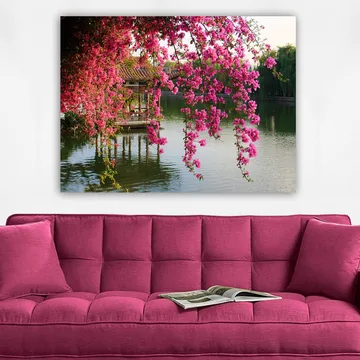 Lerretsbilde 70x100 cm - Vakker paviljong omgitt av blomstrende bougainvillea ved en stille innsjø - Rosa / Grønn / Blå - Interiør - Maleri & posters - Lerretsbilder
