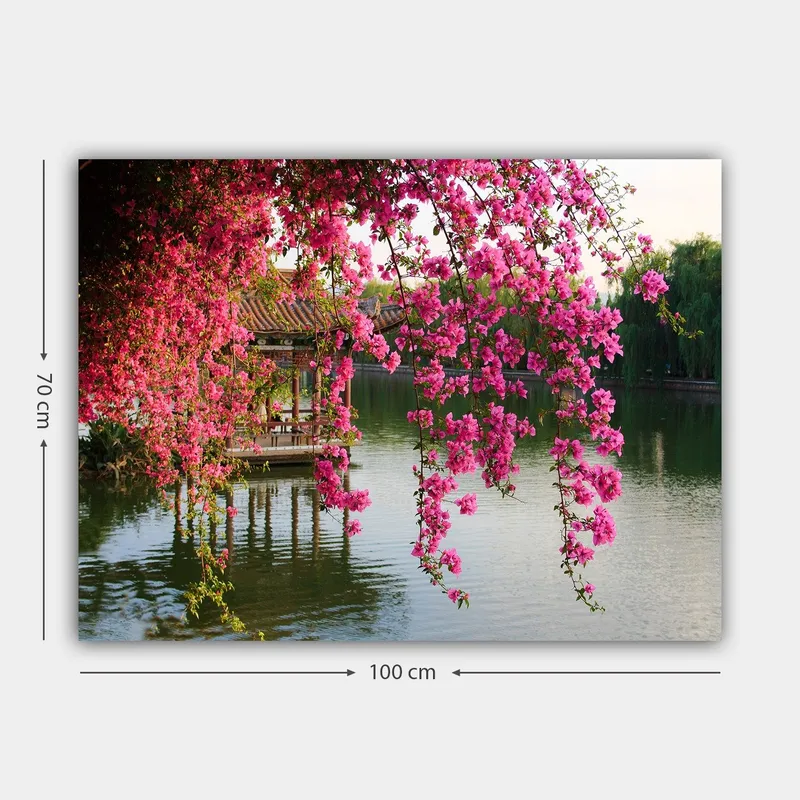 Lerretsbilde 70x100 cm - Vakker paviljong omgitt av blomstrende bougainvillea ved en stille innsjø - Rosa / Grønn / Blå - Interiør - Maleri & posters - Lerretsbilder