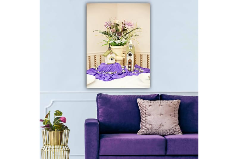 Lerretsbilde 70x100 cm - Vakkert blomsterarrangement i potte med to fuglehus på lilla lerret - Lilla / Grønn / Hvit - Interiør - Maleri & posters - Lerretsbilder