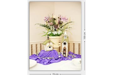 Lerretsbilde 70x100 cm - Vakkert blomsterarrangement i potte med to fuglehus på lilla lerret - Lilla / Grønn / Hvit - Interiør - Maleri & posters - Lerretsbilder