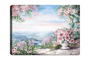 Lerretsbilde 70x100 cm - Vakkert blomsterbed med en stor vase fylt med roser, stående ved havutsikt under en klar himmel - Rosa / Grønn / Blå - Interiør - Maleri & posters - Lerretsbilder