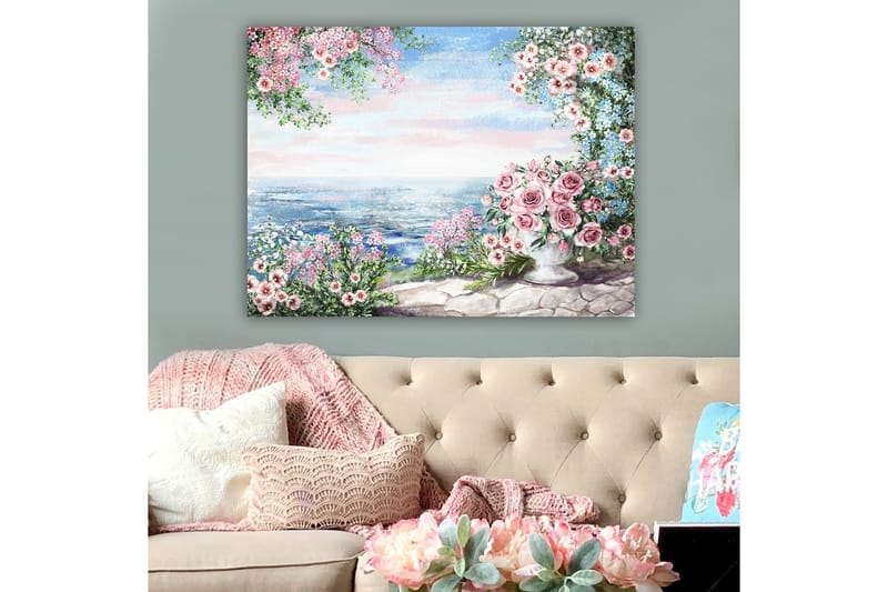 Lerretsbilde 70x100 cm - Vakkert blomsterbed med en stor vase fylt med roser, stående ved havutsikt under en klar himmel - Rosa / Grønn / Blå - Interiør - Maleri & posters - Lerretsbilder